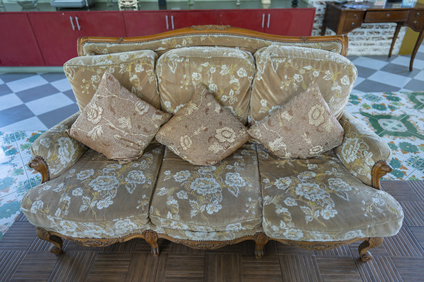 阁楼内饰中的复古沙发配抱枕图片下载