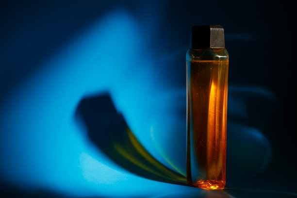 瓶子装有乳霜、洗发水、沐浴露，背景色彩鲜艳，工作室灯光优美，展现人体之美与青春活力图片下载