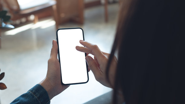 模拟，空白屏幕手机。女子在家中使用手机，手指触摸空白白色屏幕。用于网页设计、移动应用、在线营销的模板，科技设备，特写图片下载