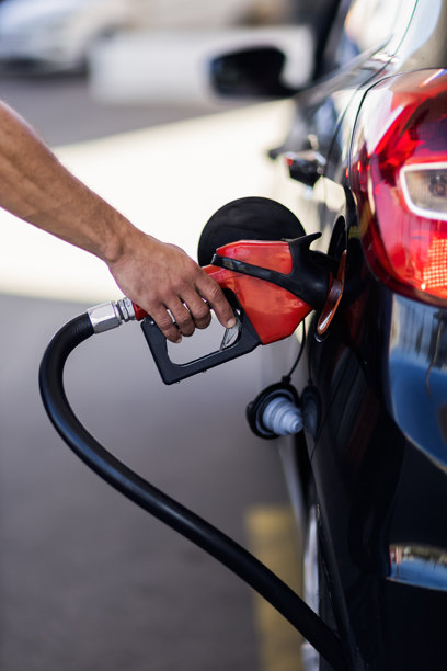 一只手拿着加油枪的特写图片下载