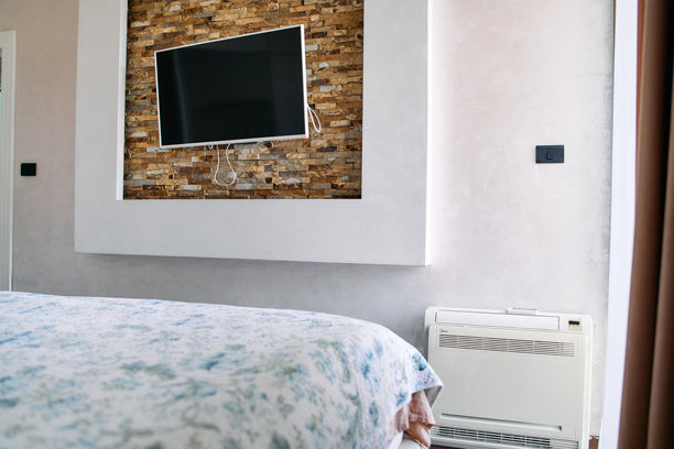 温馨现代的卧室装饰，配有壁挂电视和时尚空调，适合现代生活空间图片下载