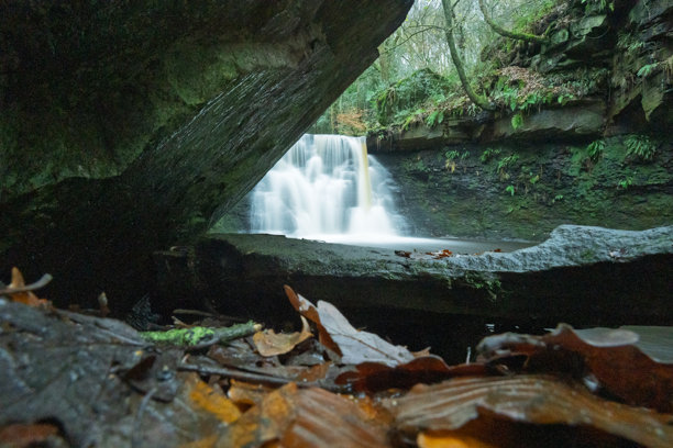 秋季森林瀑布的长曝光照片图片下载