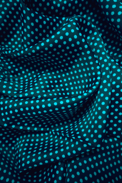 蓝色丝绸面料特写，带有柔和的褶皱和垂坠感。闪亮的纺织纹理营造出优雅、奢华和精致的氛围。非常适合作为时尚项目、品牌推广、设计或广告的抽象背景。图片下载