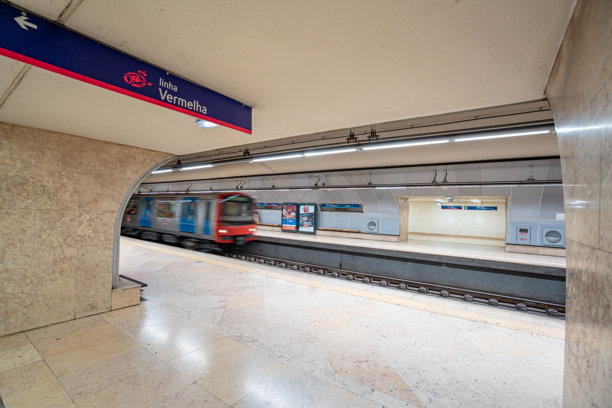 里斯本圣塞巴斯蒂昂地铁站内的红色线路标识。图片下载