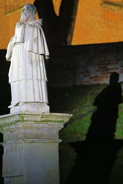 波兰桑多梅日圣文森特·卡杜贝克（Blessed Wincenty Kadłubek）石碑的夜景照片图片下载