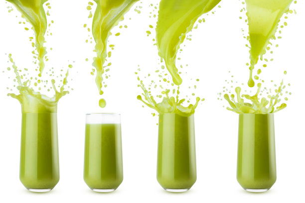 新鲜的绿色猕猴桃汁液飞溅倒入玻璃杯中，伴有动态飞溅和飞舞的水滴，画面孤立。一套四个玻璃杯。健康的有机饮品，适用于排毒饮食菜单、健身美食或餐厅的设计。图片下载