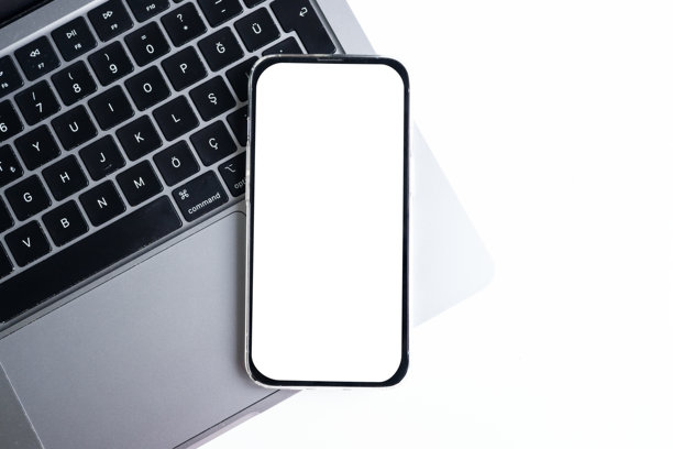 白色背景上笔记本电脑的空白白色屏幕智能手机，可用于文本空间图片下载