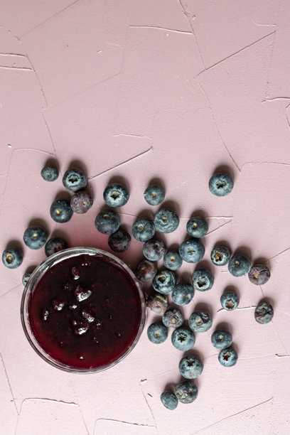 玻璃碗里的野生蓝莓图片下载