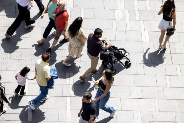 鸟瞰城市街道上行走的人群，背景留有复制空间图片下载