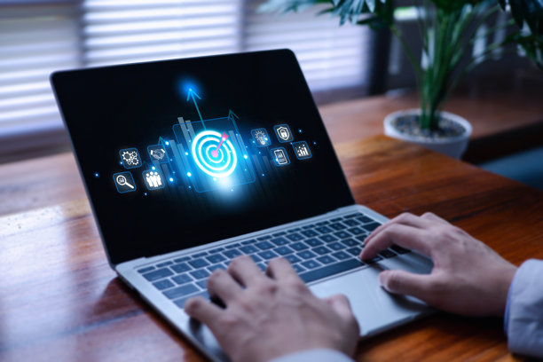 笔记本电脑屏幕上的数字目标图标，代表商业策略、数据分析、目标规划和未来增长，非常适合营销、分析和现代科技概念。图片下载