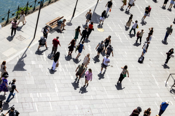 城市街道上行人的航拍视角，背景留有复制空间图片下载