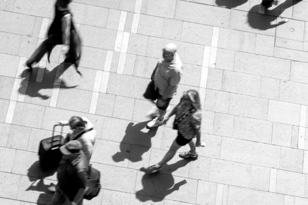 城市街道上行人模糊的黑白航拍图，背景留有复制空间图片下载