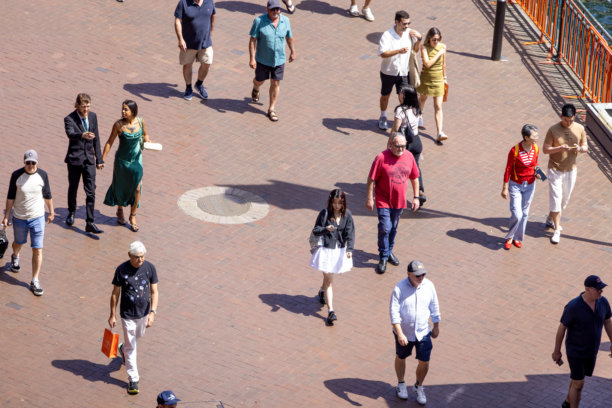 俯瞰城市街道上行走的人群，背景留有复制空间图片下载