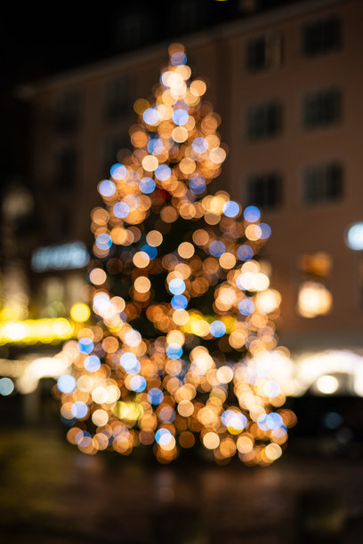 夜晚抽象模糊的圣诞树，带有散景灯光。广角镜头，户外，夜景照片，无人图片下载