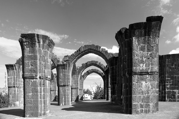 黑白照片，展示了比贾普尔巴拉卡曼陵墓建筑的废墟图片下载