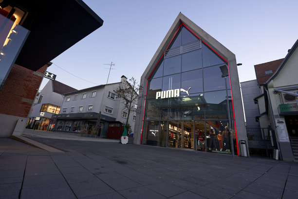 彪马运动品牌。早晨的奥特莱斯店。奥特莱斯购物城，梅青根。图片下载