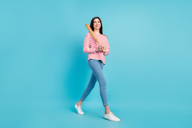 穿着红色衬衫和牛仔裤的时尚短发年轻女士的全身个人资料照片，蓝色背景图片下载