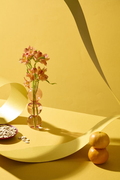 垂直构图，以花卉和飘逸的纸质元素为背景，灵感源自农历新年。非常适合海报、社交媒体故事或节日品牌传播。图片下载