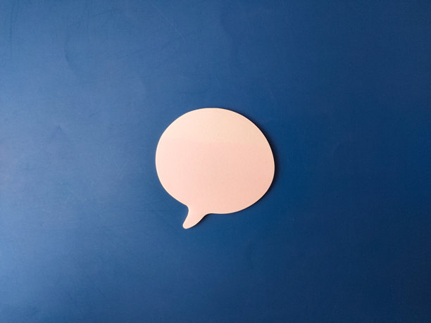 图片展示了一个纯蓝色背景上，一个单独的浅粉色对话气泡图片下载
