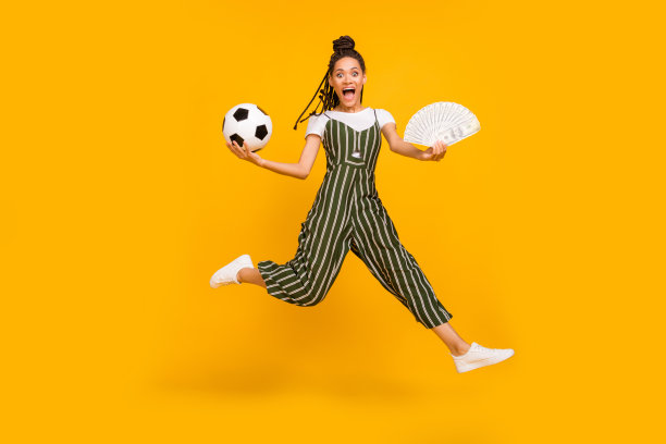 深肤色、棕色发髻辫发型的女士，身穿休闲装，脸上露出惊讶的表情，跳跃着，身上散落着钱，背景为黄色，照片为全尺寸。图片下载