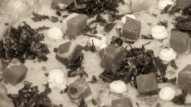 黑白照片，突出刚出炉披萨的诱人质感图片下载