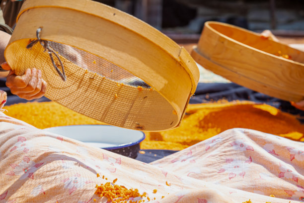 白天拍摄的“塔尔哈那”制作照片，这是真实乡村生活中最重要的传统冬季食物准备。图片下载