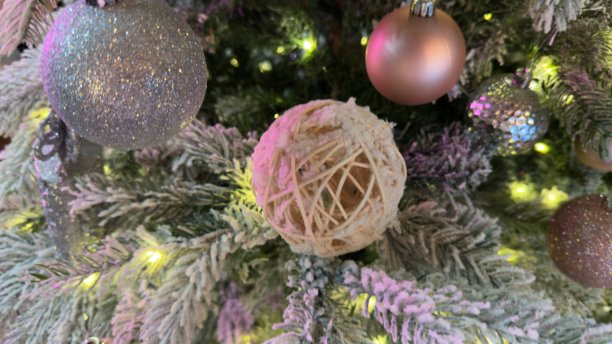 闪亮的银色和粉色球、绳子玩具和暖色灯光装饰的圣诞树——用于说明冬季装饰、卡片设计、包装、横幅和电子贺卡的图片图片下载