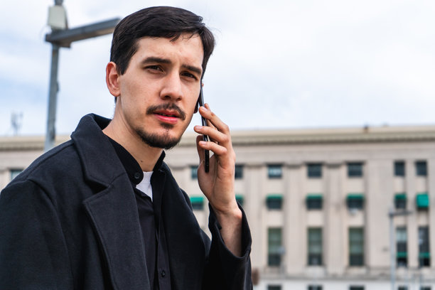 一个男人在城市户外打电话图片下载