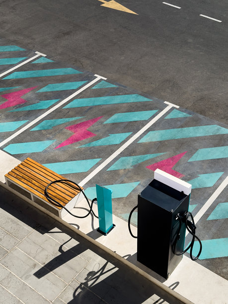 购物中心停车场电动汽车充电站，蓝色和粉色充电桩，现代特斯拉充电站图片下载