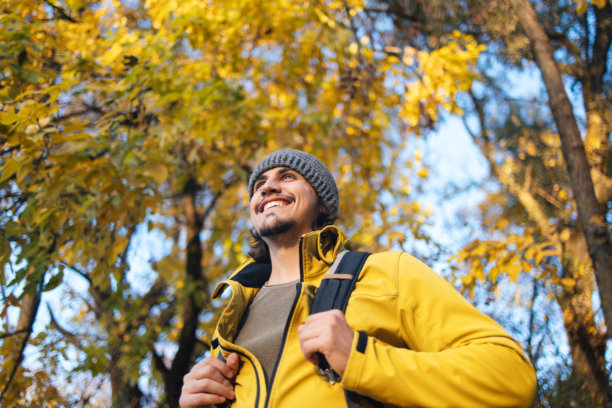 秋季森林徒步户外微笑的男人素材图片下载
