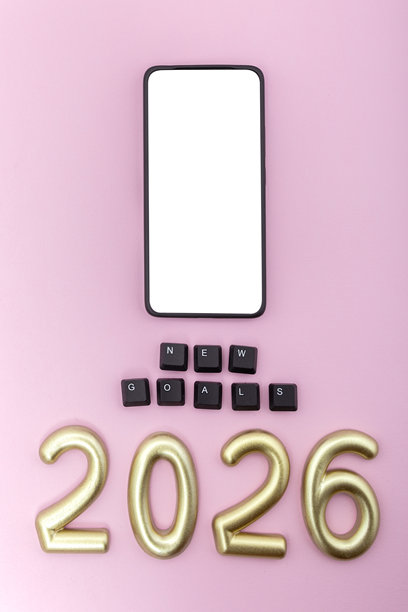 粉色背景上的带有数字2026和黑色按键的智能手机。规划新数字目标和未来动力的概念。竖直照片，样机图片下载