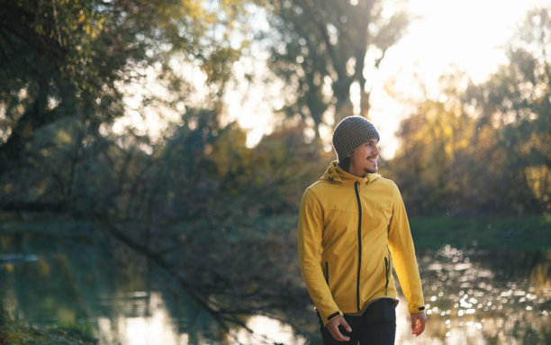 穿着黄色夹克的男人在户外徒步的素材照片图片下载