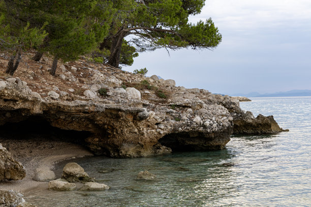 海岸线，岩石海滩。克罗地亚，马卡尔斯卡。无人机视角，航拍照片。图片下载