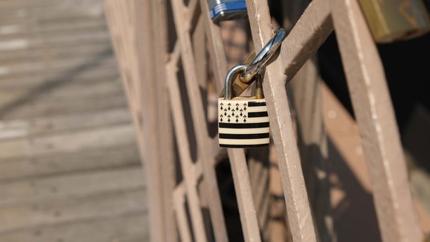 情侣锁（因系统故障已修改的图片）图片下载