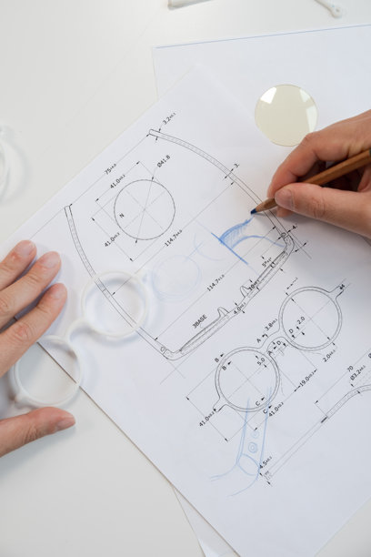 俯视手绘眼镜架细节在技术设计蓝图上，带有测量图，眼镜原型设计的精密产品开发过程，工业设计和光学工程的概念图片下载