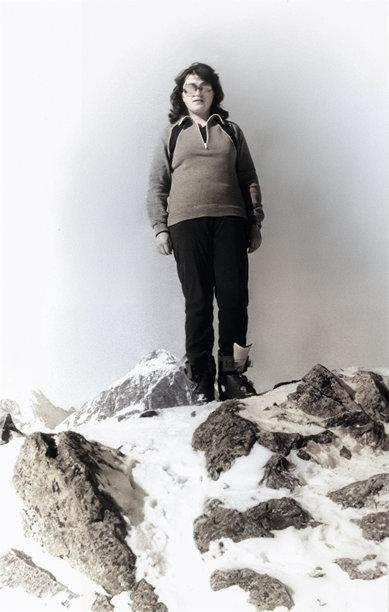 一位年轻女滑雪者在山顶的复古肖像照。摄于1985年的老照片。图片下载