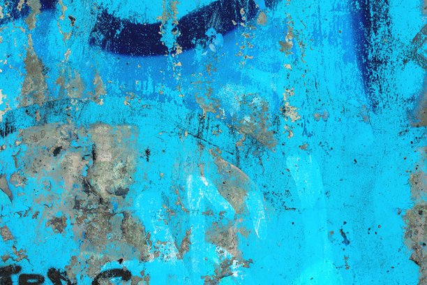 城市复古90年代风格的做旧纹理蓝色墙壁，有剥落的油漆图片下载