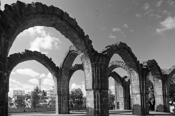 黑白照片，展示了位于比贾普尔的巴拉卡曼陵墓建筑遗址图片下载