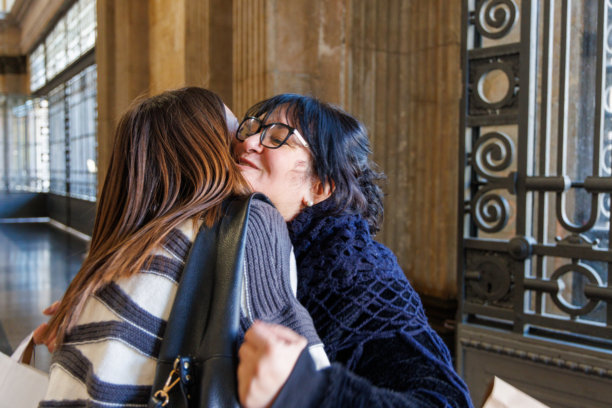 在拥挤的火车站，一位母亲和女儿深情告别，此照片用于生活方式和图库目的图片下载