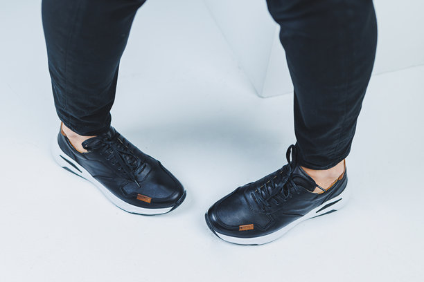 男士休闲鞋，黑色真皮材质，搭配黑色运动鞋。高品质照片图片下载