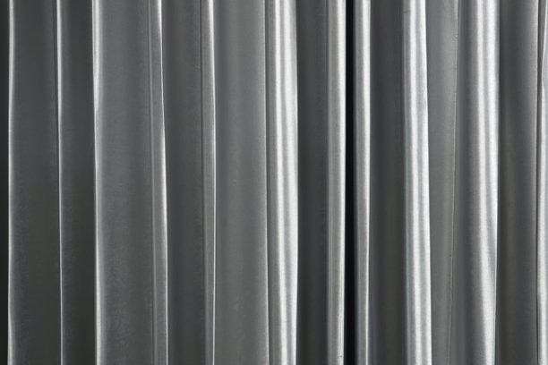 一间带有深色金属银色美丽窗帘的豪华设计卧室的背景照片，清晨的阳光照进房间图片下载