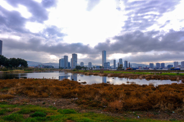 伊兹密尔 - 土耳其，伊兹密尔摩天大楼区和巴拉克利海滩的照片图片下载