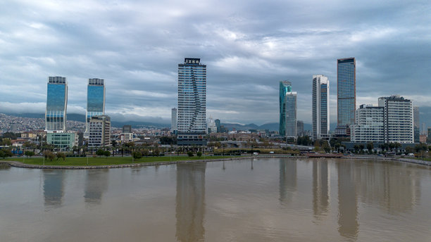 伊兹密尔 - 土耳其，伊兹密尔摩天大楼区域和湾勒利海滩的照片图片下载