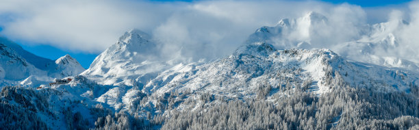 奥地利雪山阿尔卑斯山脉的航拍照片图片下载