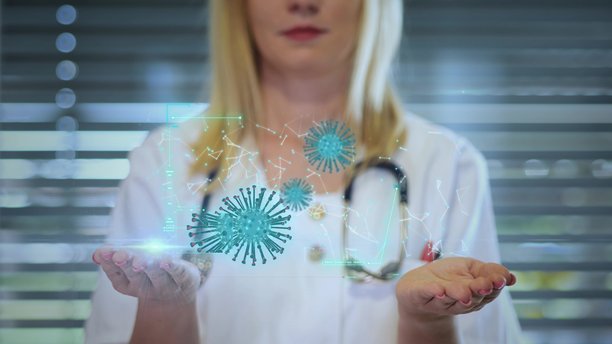 女医生在医院的全息平视显示器屏幕上分析病毒图片下载