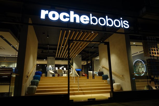 罗氏保罗家具展厅的夜间照片，位于伦敦芬奇利路339号图片下载