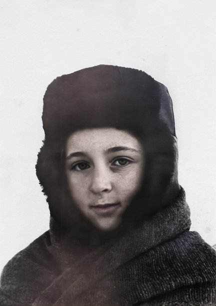 一位甜美小女孩的复古肖像，摄于寒冷的冬日。该少女身穿皮草外套，头戴乌尚卡帽。照片拍摄于1958年。图片下载