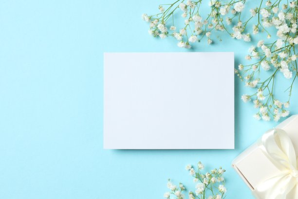 彩色背景下，满天星花束、礼品盒和纸卡俯视照片，留有空白空间图片下载