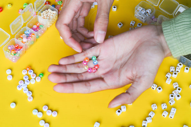 多色珠子特写照片，附带一把尖嘴钳图片下载