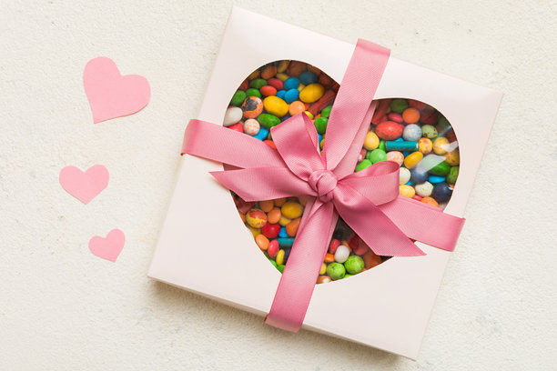 情人节构图：甜美的糖果、带蝴蝶结的礼品盒和红色毛毡心形，照片模板，背景。俯视视角，留有复制空间。图片下载